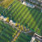 Трава синтетической дерновины зеленой травы установки ландшафта футбола искусственная